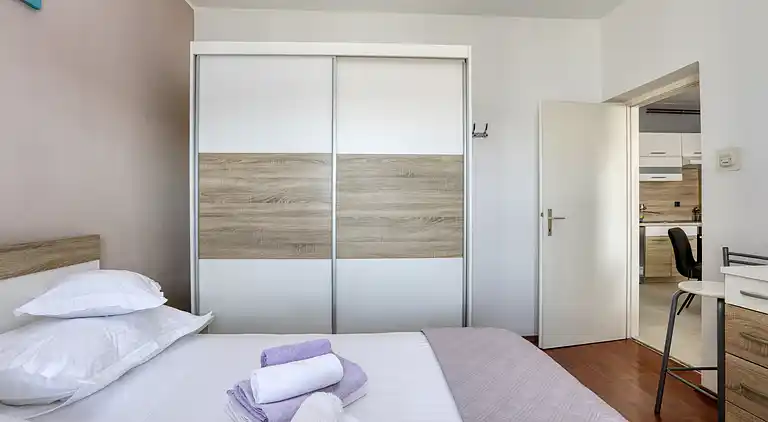2-Zimmer-Ferienwohnung am Strand Jezera, Murter (A-796-a)