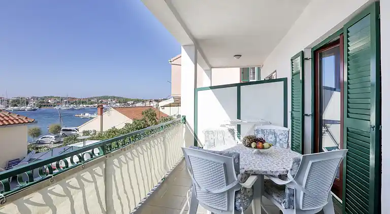 2-Zimmer-Ferienwohnung am Strand Jezera, Murter (A-796-a)