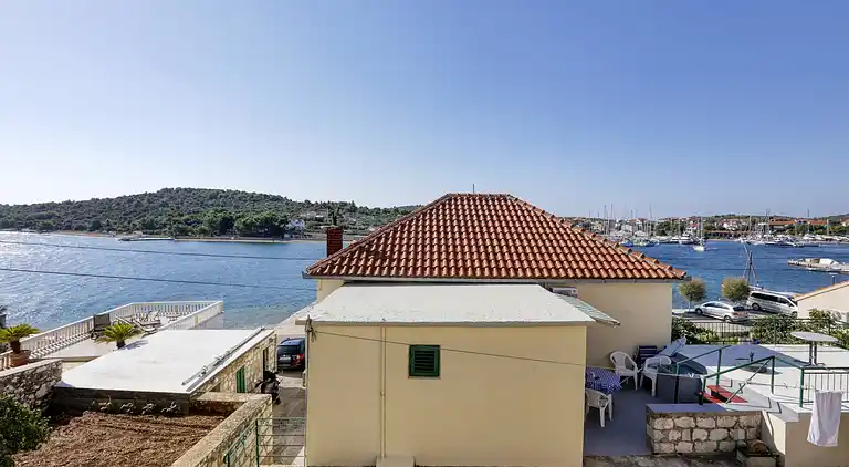 2-Zimmer-Ferienwohnung am Strand Jezera, Murter (A-796-a)