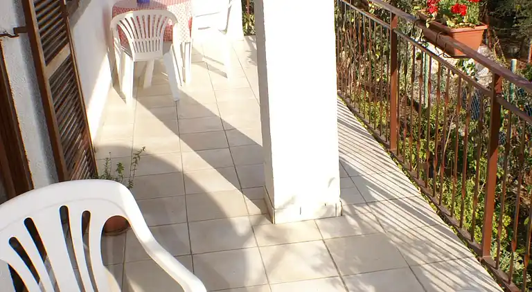 1-Zimmer-Ferienwohnung mit Terrasse und Meerblick Marina,