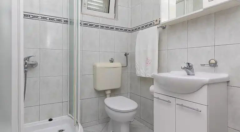 Three bedroom apartment with balcony and sea view Mimice,