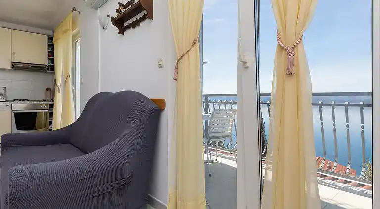 Three bedroom apartment with balcony and sea view Mimice,