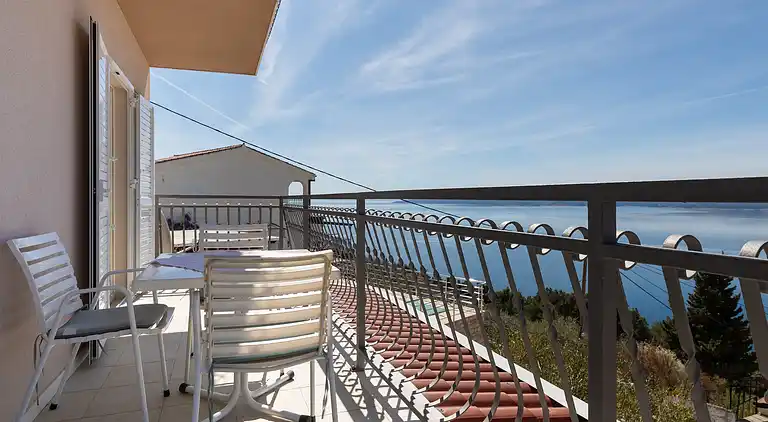 Three bedroom apartment with balcony and sea view Mimice,
