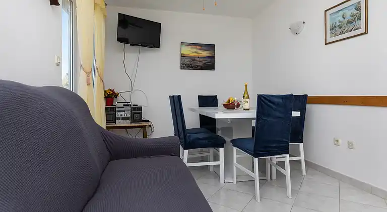 Three bedroom apartment with balcony and sea view Mimice,