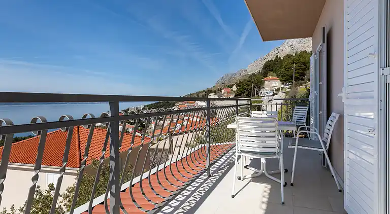 Three bedroom apartment with balcony and sea view Mimice,