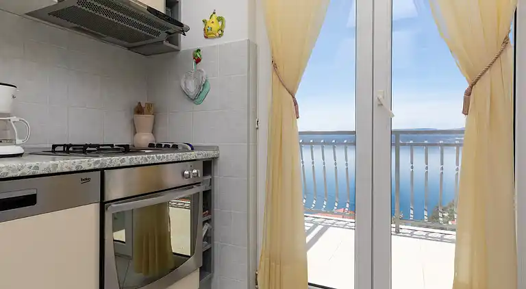 Three bedroom apartment with balcony and sea view Mimice,