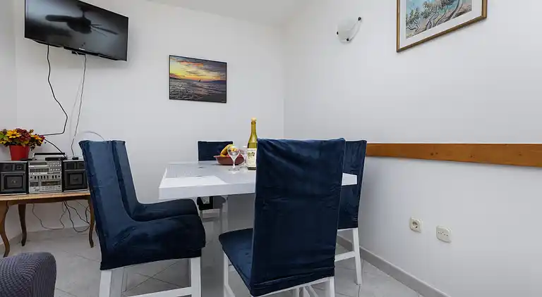 Three bedroom apartment with balcony and sea view Mimice,