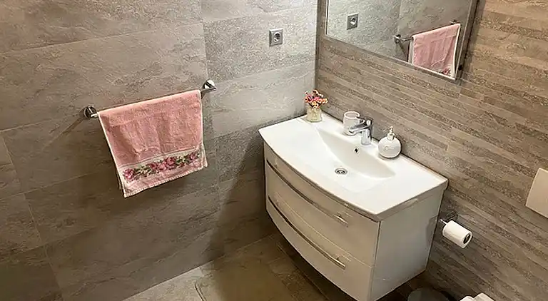 Appartement d'une chambre avec la terrasse et la vue sur le