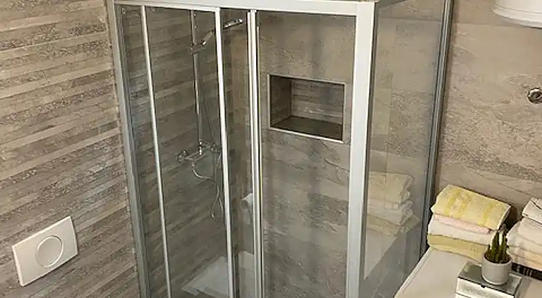 Appartement d'une chambre avec la terrasse et la vue sur le