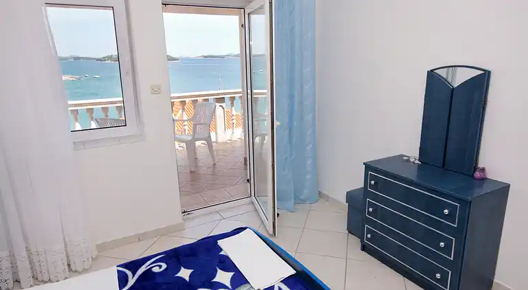 2-Zimmer-Ferienwohnung mit Terrasse und Meerblick Tisno,