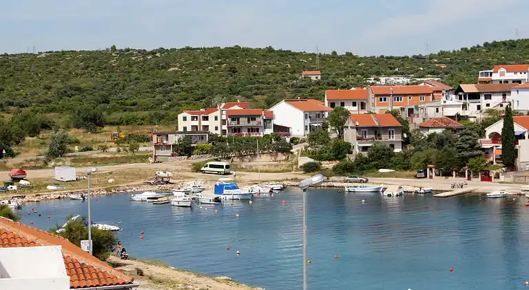 2-Zimmer-Ferienwohnung mit Terrasse und Meerblick Tisno,