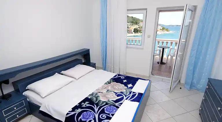 2-Zimmer-Ferienwohnung mit Terrasse und Meerblick Tisno,