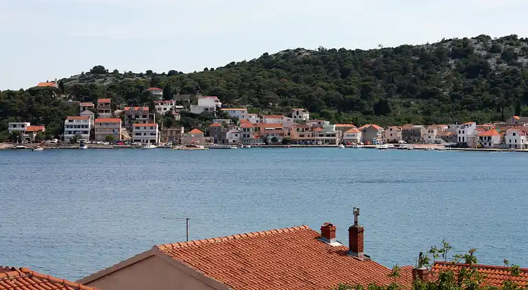 2-Zimmer-Ferienwohnung mit Terrasse und Meerblick Tisno,