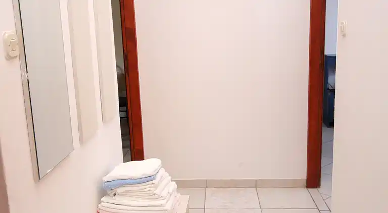 2-Zimmer-Ferienwohnung mit Terrasse und Meerblick Tisno,