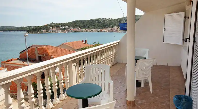 2-Zimmer-Ferienwohnung mit Terrasse und Meerblick Tisno,