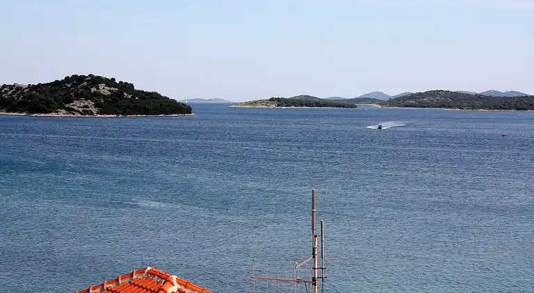 2-Zimmer-Ferienwohnung mit Terrasse und Meerblick Tisno,