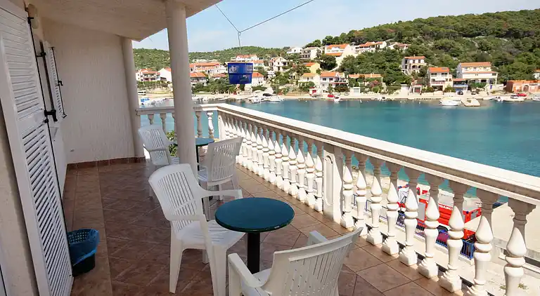 2-Zimmer-Ferienwohnung mit Terrasse und Meerblick Tisno,