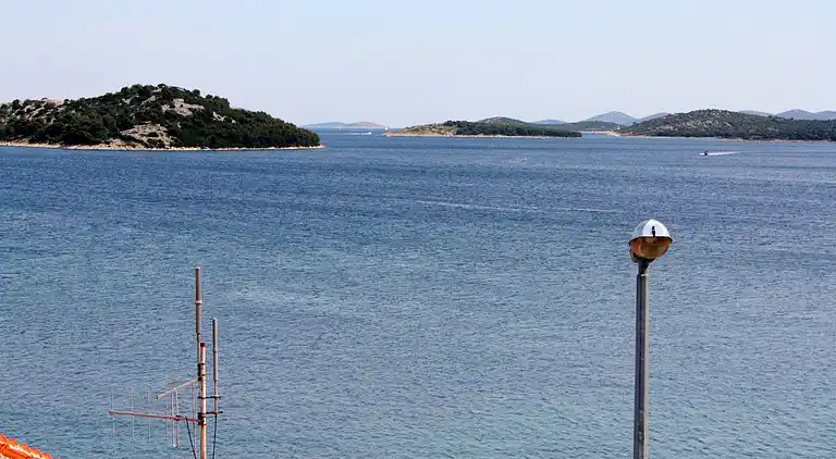 1-Zimmer-Ferienwohnung mit Terrasse und Meerblick Tisno,