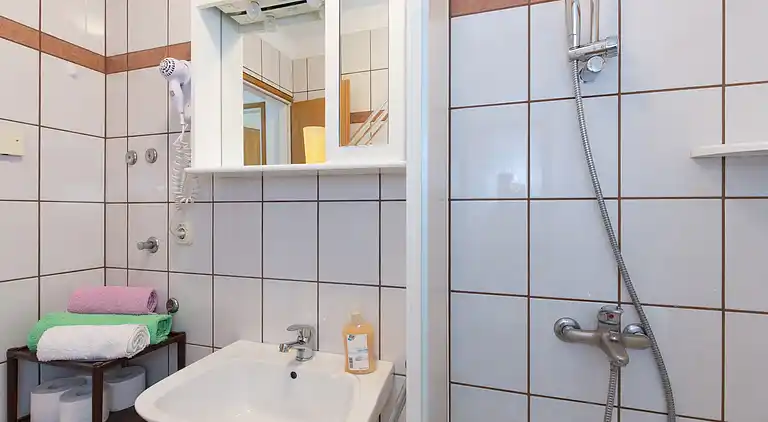 2-Zimmer-Ferienwohnung mit Klima Punat, Krk (A-5345-a)