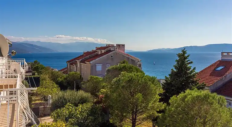 Comfortable and spacious house with terrace and sea view