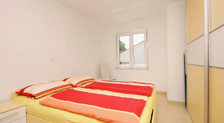 2-Zimmer-Ferienwohnung mit Terrasse Pinezici, Krk (A-5464-b)