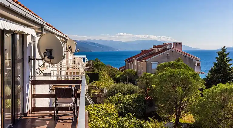 Comfortable and spacious house with terrace and sea view