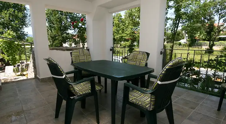 2-Zimmer-Ferienwohnung mit Terrasse Pinezici, Krk (A-5464-b)