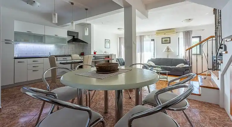 Comfortable and spacious house with terrace and sea view