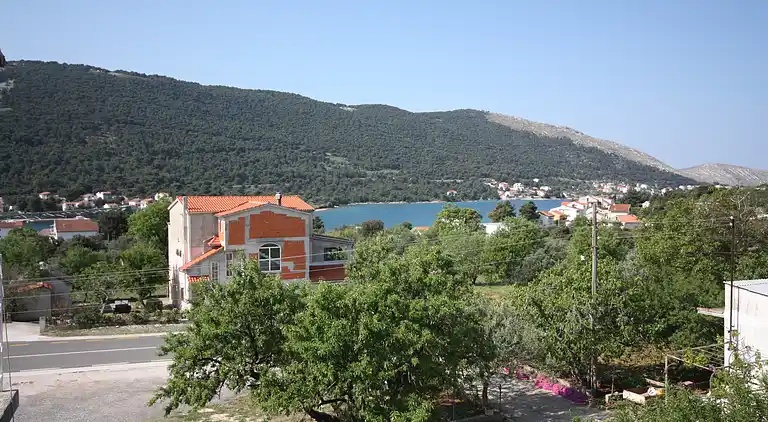 Three bedroom apartment with terrace and sea view