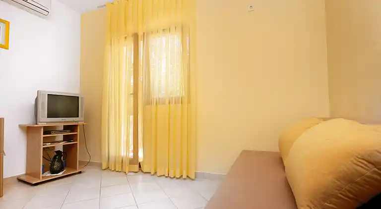 One bedroom apartment with terrace Rovanjska, Paklenica