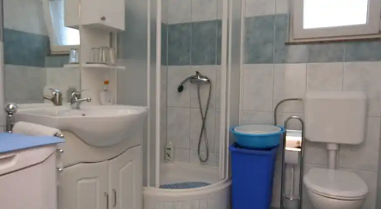 Two bedroom apartment with terrace and sea view Posedarje,