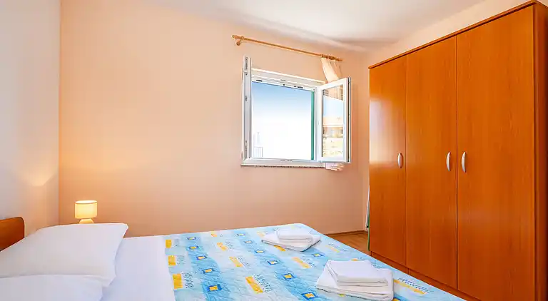 Two bedroom apartment with terrace and sea view Posedarje,