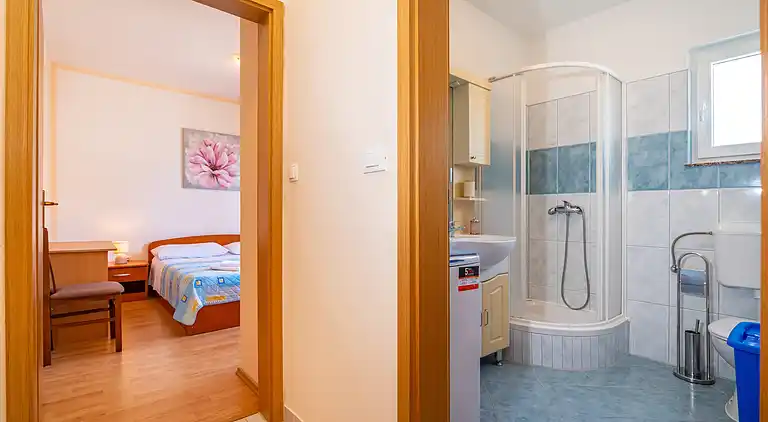 Two bedroom apartment with terrace and sea view Posedarje,