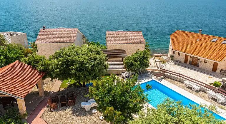 Two bedroom apartment with terrace and sea view Posedarje,