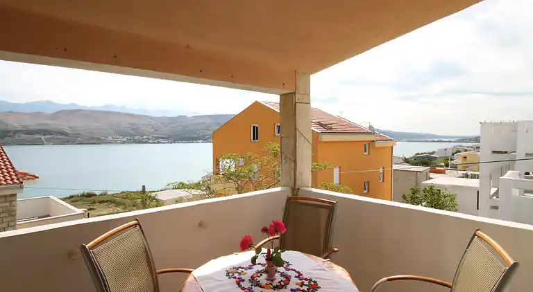 Studio Appartement mit Terrasse und Meerblick Pag