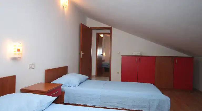 Three bedroom apartment with terrace and sea view Novalja,