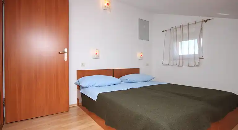 Three bedroom apartment with terrace and sea view Novalja,