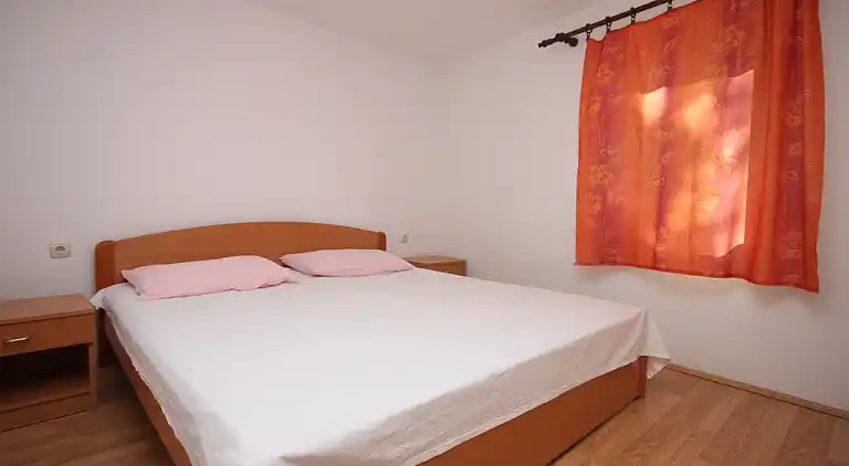 1-Zimmer-Ferienwohnung am Strand Zubovici, Pag (A-6356-d)