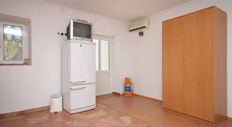 1-Zimmer-Ferienwohnung am Strand Zubovici, Pag (A-6356-d)