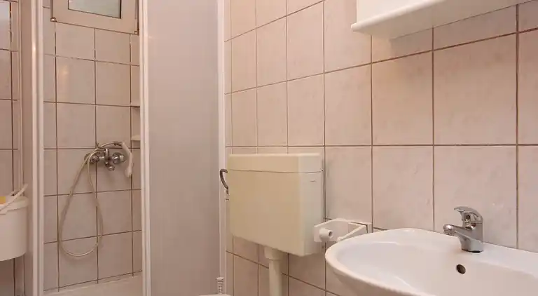 1-Zimmer-Ferienwohnung am Strand Zubovici, Pag (A-6356-d)