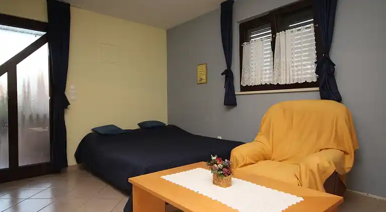 Studio flat with terrace Okrug Gornji, Čiovo (AS-7546-a)