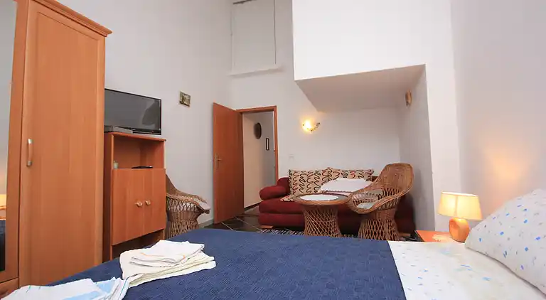 1-Zimmer-Ferienwohnung am Strand Artatore, Losinj (A-7935-c)