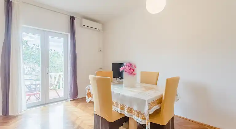 1-Zimmer-Ferienwohnung am Strand Duce, Omis (A-8378-a)