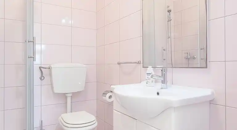 1-Zimmer-Ferienwohnung am Strand Duce, Omis (A-8378-a)