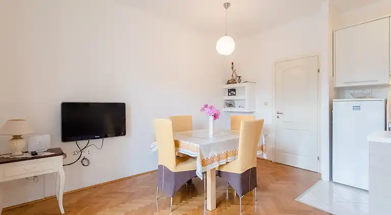 1-Zimmer-Ferienwohnung am Strand Duce, Omis (A-8378-a)