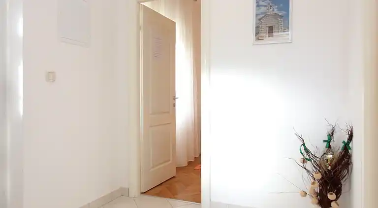 1-Zimmer-Ferienwohnung am Strand Duce, Omis (A-8378-a)