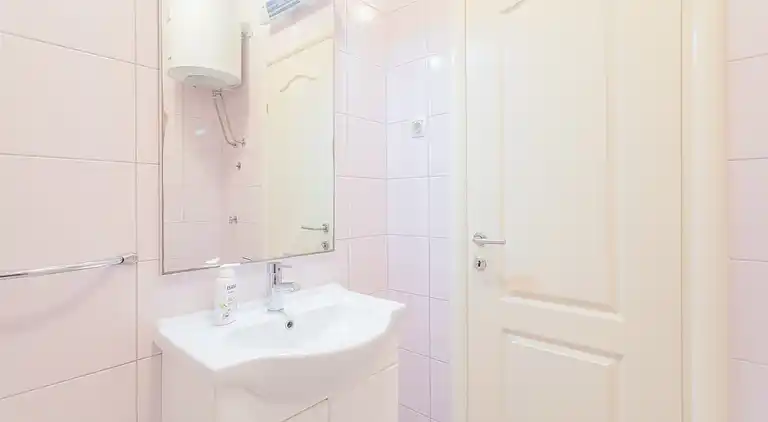 1-Zimmer-Ferienwohnung am Strand Duce, Omis (A-8378-a)