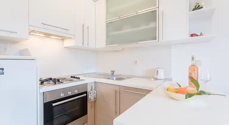 1-Zimmer-Ferienwohnung am Strand Duce, Omis (A-8378-a)