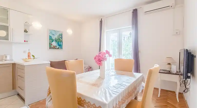 1-Zimmer-Ferienwohnung am Strand Duce, Omis (A-8378-a)