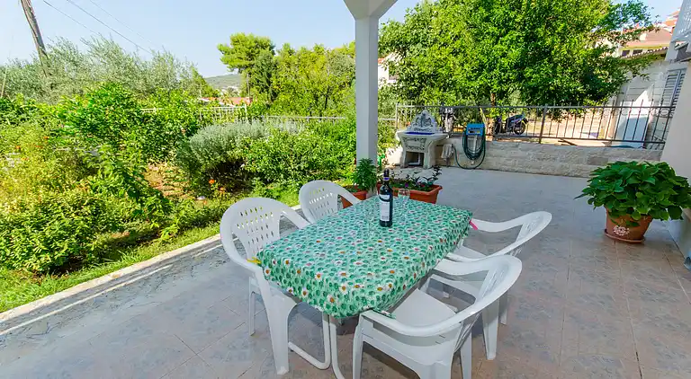 One bedroom apartment with terrace Okrug Gornji, Čiovo